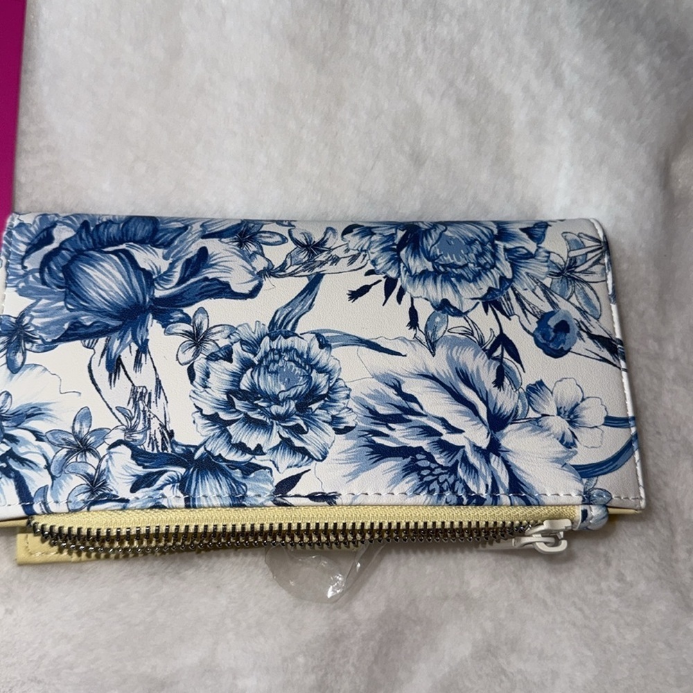 Betsey Johnson NWT STUNNING Blue Floral/Yellow Wallet/Wristlet spring 2025 - Picture 7 of 9